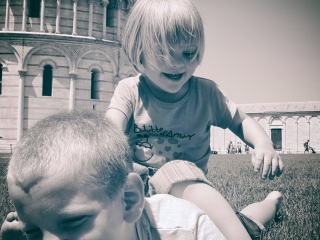 Baptysterium, Camposanto i dzieci na Piazza dei Miracoli w Pizie - Podróże ze smakiem