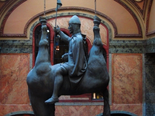 Praga, David Černý, św. Wacław na zdechłym koniu w Pasaż Lucerna