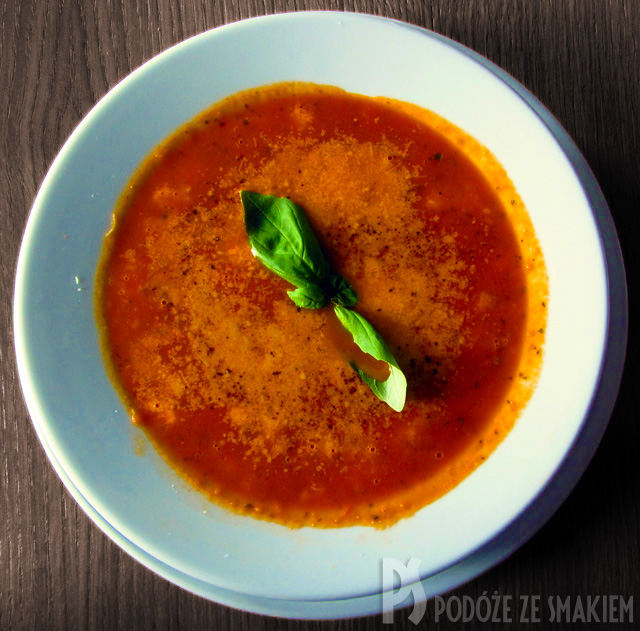 Zupa pomidorowa z mozzarellą i parmezanem