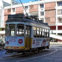 Atrakcje dla dzieci w Lizbonie - tramwaj 28 na placu Martim Moniz